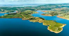 Destino turístico em Minas surpreende com lago tão grande que parece um mar