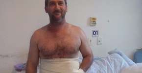 Catarinense tem a mão colocada dentro da própria barriga para evitar amputação