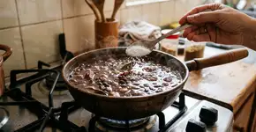 Pouca gente sabe, mas colocar o sal no momento certo pode mudar completamente o sabor do feijão