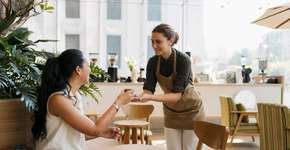 Você já colaborou com garçom no restaurante? Psicologia explica o que significa