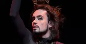 Johnny Hooker critica censura a foto dele beijando Liniker