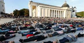 Ator cria ato de conscientização sobre suicídio na Lituânia