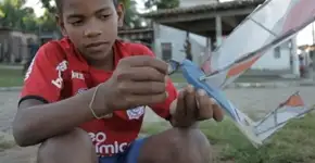 Meninos do Recôncavo baiano constroem seus próprios barcos à vela