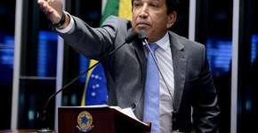 Senador Magno Malta expõe corte cirúrgico de Bolsonaro