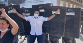 Deputado bolsonarista vira piada após ser preso por aglomeração no CE