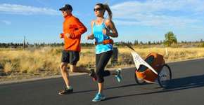 Carrinho de bebê é capaz de acompanhar pais durante corrida
