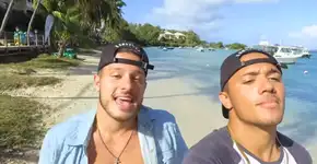 Dupla gringa faz versão em inglês do hit ‘Deu Onda’