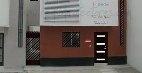 Já imaginou trabalhar dentro de um cabine telefônica?