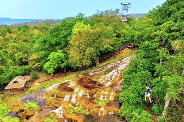O acesso ao balneário da Nascente Azul está incluso no ingresso da flutuação