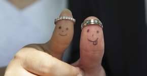 Para custear casamento, casal vende bombom no Parque do Povo