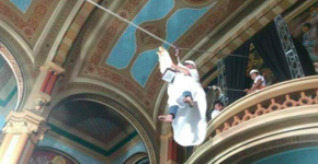 Padre ‘radicaliza’ e chega na missa usando uma tirolesa