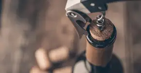 Por que a rolha da garrafa pode se despedaçar? Especialistas explicam o que está por trás do problema