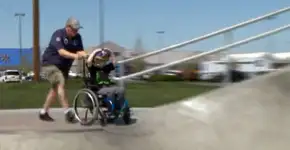 Pai ganha fama ao levar filho em cadeira de rodas para aventura