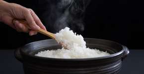 A maneira correta de cozinhar arroz branco para proteger sua saúde, segundo Harvard