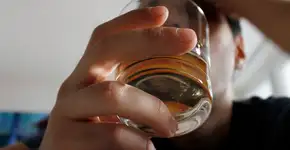 Álcool aumenta o risco de demência precoce, alerta estudo