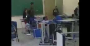 Estudantes arremessam livros e carteiras contra professora em SP