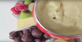 Fondue de leite ninho com açaí: confira essa e outras receitas inusitadas do prato