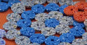 Vídeo ensina a fazer descanso de panela com tampinhas de garrafa