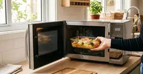 O erro perigoso ao aquecer ovos no micro-ondas que pode causar uma explosão