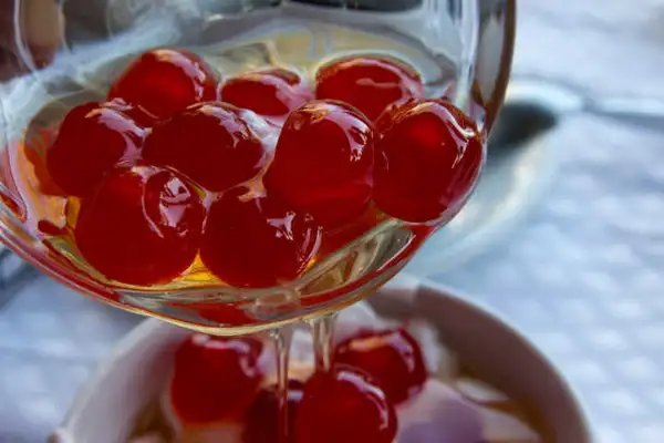 Cereja natural X Cereja de chuchu: algumas marcas de cereja em calda ou mesmo confeitarias, substituem a fruta por uma imitação feita com bolinhas de chuchu embebidas em groselha para baratear os custos.
A fruta natural é rica em antocianinas, que possuem ação antioxidante, e em fibras. “A substituição pelo chuchu não é interessante para a saúde devido à quantidade de açúcar e corantes que leva em sua preparação