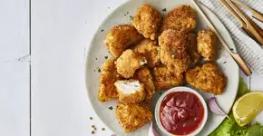 Nuggets de frango com aveia fáceis que ficam melhores que os de fast-food