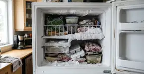 O truque com papel alumínio para descongelar rapidamente na geladeira