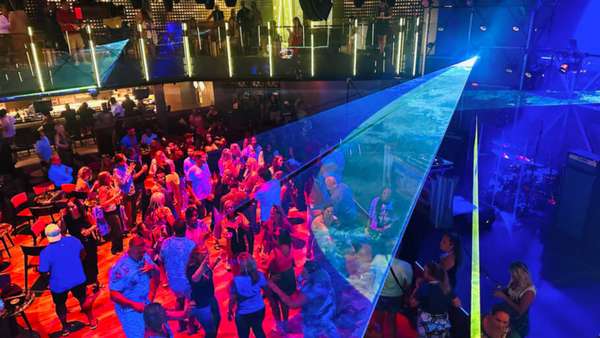 Balada e diversão durante as noites do Star of the Seas