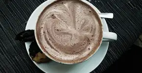Chocolate quente com poucos ingredientes para aquecer seu dia