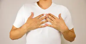 Câncer de mama masculino: 5 sintomas que podem ajudar na identificação