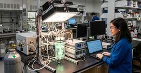 A China consegue imitar a fotossíntese e transformar CO₂ e água em combustível: o experimento que pode revolucionar a produção de gasolina sintética
