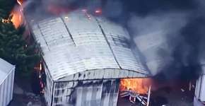 Grande incêndio atinge galpão da escola de samba Independente Tricolor