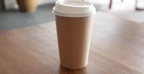 Copo de café feito de batata se decompõe em 3 meses