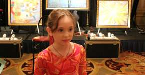 Menina de 14 anos arrecada 7 milhões de dólares com suas pinturas