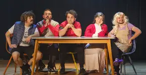 ‘O Mistério da Família Carlos’ transforma o público em detetive em espetáculo infantojuvenil de Victor Magalhães