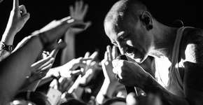 Linkin Park emociona fãs no um ano da morte de Chester Bennington