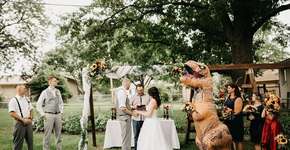 Noiva libera roupa e madrinha vai ao casamento vestida de dinossauro