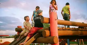 Praças e parques são locais de socialização para as crianças