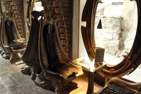 Interior do HR Giger Museum Bar