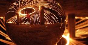 Fotografias combinam fogos de artifício, esponja de aço em brasa, movimento e longa exposição