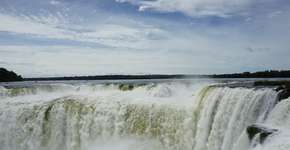 Conheça Foz do Iguaçu por terra, água e ar