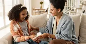 Primeira menstruação: veja o que a sua filha precisa saber sobre a menarca