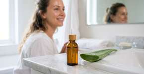 Como preparar um sérum facial com babosa e mel para clarear manchas escuras e manter a pele hidratada