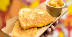 Aprenda a fazer o queijo quente dos parques da Disney