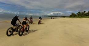 Passeio de bike revela paisagens paradisíacas de Trancoso