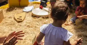 Cia Bambuzal promove encontros lúdicos e poéticos para crianças e famílias no Espaço de Brincar do Sesc São Caetano