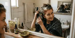 Adeus aos cabelos brancos para sempre: a mistura caseira, sem corantes nem produtos químicos, para cobri-los em um dia