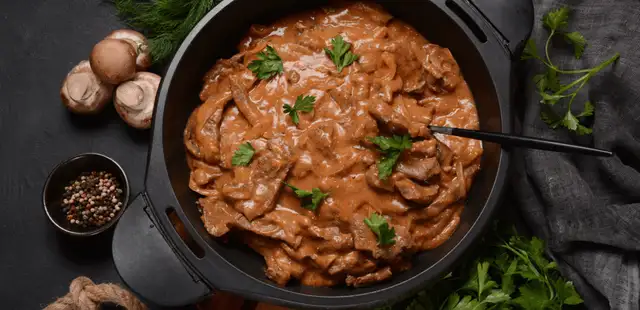 Impossível resistir a essa receita de strogonoff de carne suculento e cremoso