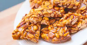 Pé de moleque com leite condensado macio, cremoso e muito fácil