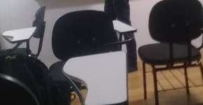 Professor dá aula com cadela no colo e o caso viraliza