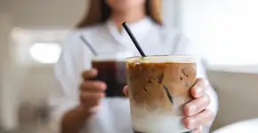 Veja como fazer café gelado cremoso perfeito para as manhãs quentes